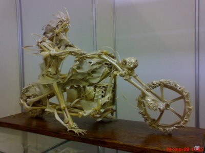 Sampah Tulang Jadi Replika Motor Besar Astry Craft